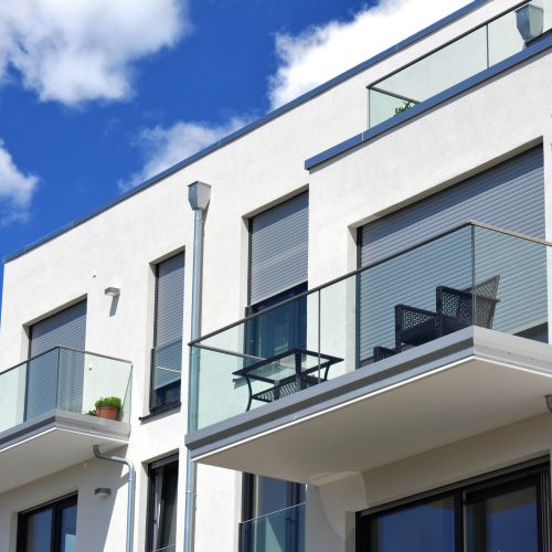Moderne Balkone, verglast mit Metall-Geländer an Neubau-Hausfro